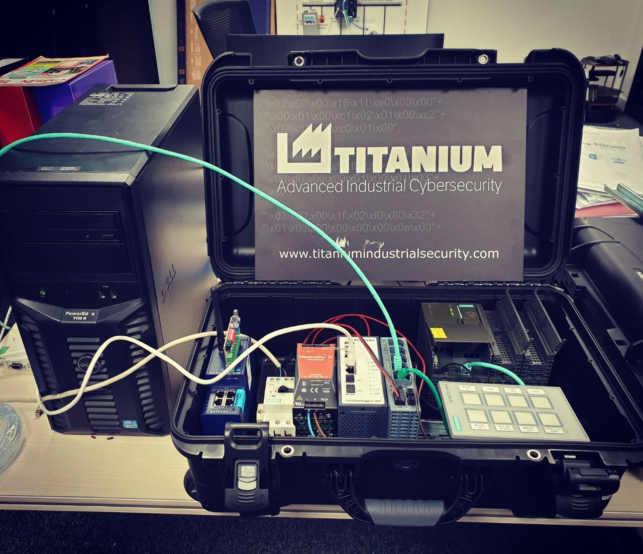 Maleta-laboratorio de Titanium con un PLC Siemens, HMI, cortafuegos industrial y servidor, usada en los cursos prácticos