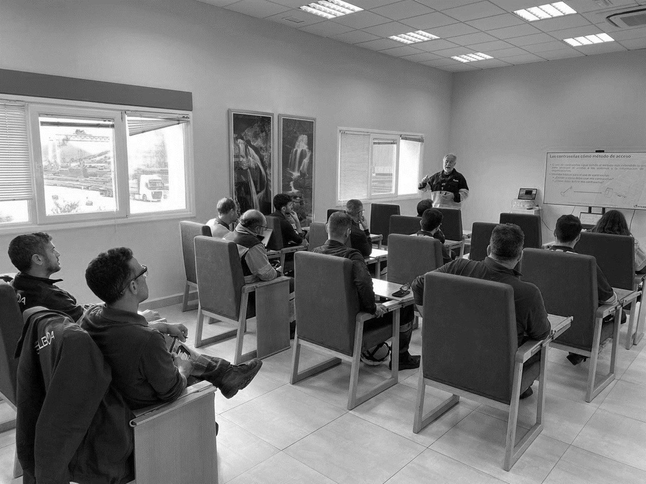 Sesión de concienciación de Titanium impartida en una acería, con operarios y un instructor